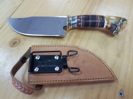 hola, lo había hecho para mí pero lo vendo para compra de material...

cuchillo de caza estilo scagel
acero 12