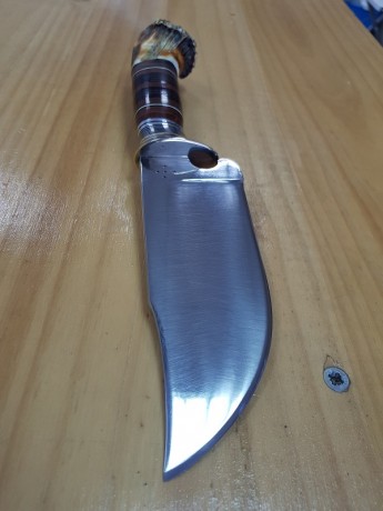 hola, lo había hecho para mí pero lo vendo para compra de material...

cuchillo de caza estilo scagel
acero 20