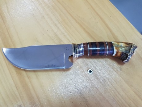 hola, lo había hecho para mí pero lo vendo para compra de material...

cuchillo de caza estilo scagel
acero 31