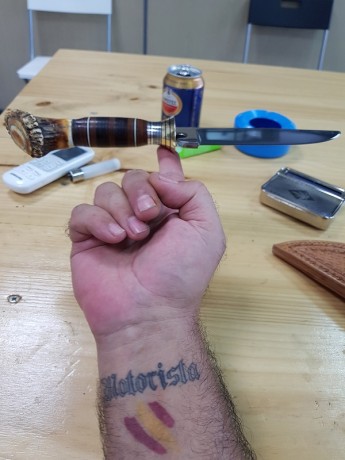 hola, lo había hecho para mí pero lo vendo para compra de material...

cuchillo de caza estilo scagel
acero 40