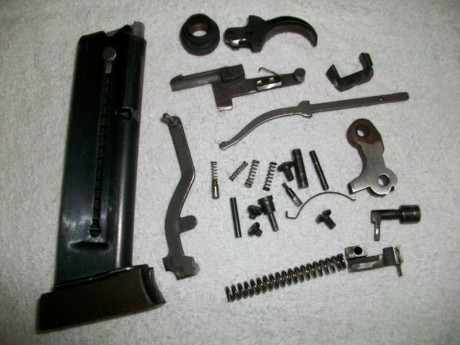En Madrid vendo para pistola Astra TS 22 los siguientes repuestos:
- Cacha anatómica diestro talla M, 01