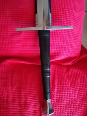 Hola, vendo esta espada tipo medieval de la prestigiosa marca cold steel en estado de tienda. La compré 00