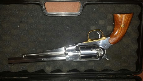 Hola foreros.
Un amigo pone a la venta su pietta. Es un modelo Remington new army1858 en inoxidable...
Es 00