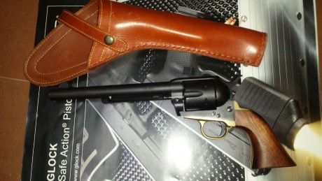 Hola foreros, un compañero de tiro pone a la venta una replica de un colt pacificador, es un pietta milenium 00