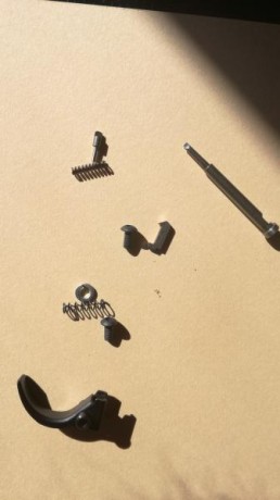 Tengo estos recambios para una pistola Fas
se trata de 1 muelle para aguja percutora + aguja percutora 00