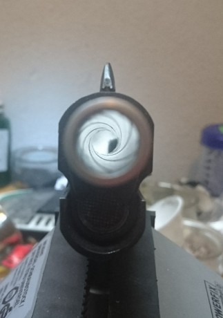 Vendo pistola modelo 1911 de Norinco con dos cañones: 45 ACP y 9 mm, cachas de madera, alza para el cañon 02