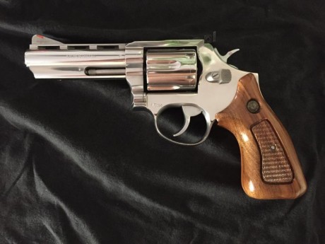 Vendo o cambio por pistola 9 mm en similares condiciones , precioso revólver plateado en brillo Taurus 02
