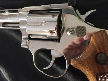 Vendo o cambio por pistola 9 mm en similares condiciones , precioso revólver plateado en brillo Taurus 01