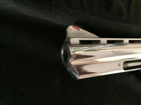 Vendo o cambio por pistola 9 mm en similares condiciones , precioso revólver plateado en brillo Taurus 12