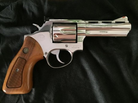 Vendo o cambio por pistola 9 mm en similares condiciones , precioso revólver plateado en brillo Taurus 11