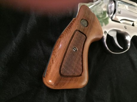 Vendo o cambio por pistola 9 mm en similares condiciones , precioso revólver plateado en brillo Taurus 10
