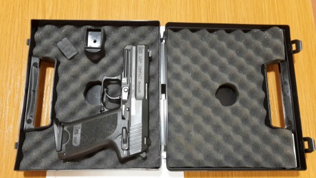 En venta pistola  HK USP Compact calibre 9 pb. Va con todo lo que aparece en las fotos, incluido las tres 01