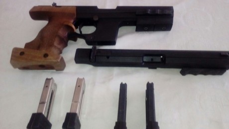 Vendo la pistola de un compañero del club, es una Hammerli 280 con dos carros 22lr y 32SW y cuatro cargadores,la 01