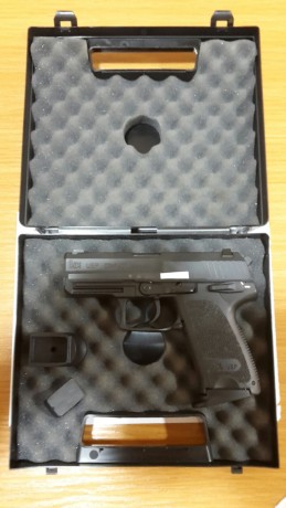 En venta pistola  HK USP Compact calibre 9 pb. Va con todo lo que aparece en las fotos, incluido las tres 10