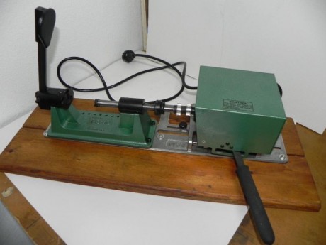 vendo trimmer eléctrico marca rcbs 220V en perfecto estado, casi sin uso, lleva varios pin y pilots, 300 02