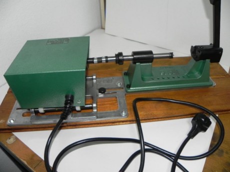 vendo trimmer eléctrico marca rcbs 220V en perfecto estado, casi sin uso, lleva varios pin y pilots, 300 01