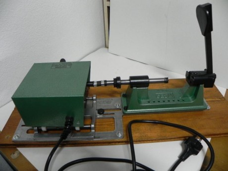 vendo trimmer eléctrico marca rcbs 220V en perfecto estado, casi sin uso, lleva varios pin y pilots, 300 00