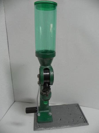 vendo dosificador de rifle marca rcbs uniflow con soporte y base, todo marca rcbs 150 euros 02