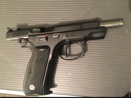 CZ 85 combat 9 mm con dos cargadores  y grip hogue. Tambien tiene gatillo plano y martillo aligerado, 01