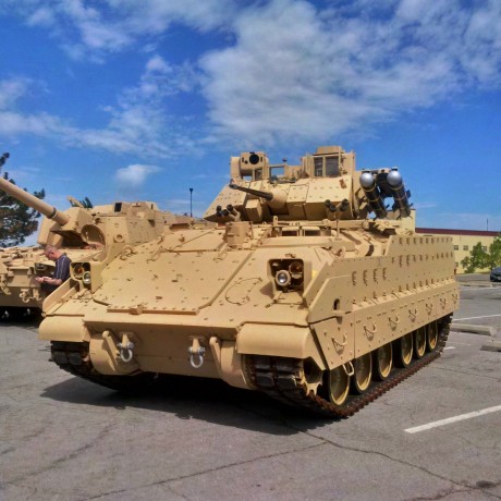 Una foto del sistema, y debajo un Bradley... 
Si el short range air defense (SHORAD) es evidentmente, 02