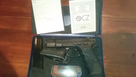 CZ 85 combat 9 mm con dos cargadores  y grip hogue. Tambien tiene gatillo plano y martillo aligerado, 30