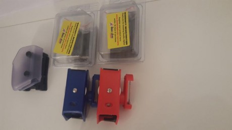 Hola, tengo dos portacargadores DAA .  Los DAA son el modelo de plastico pero estan en perfectas condiciones, 01