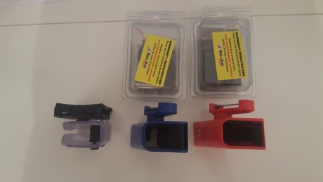 Hola, tengo dos portacargadores DAA .  Los DAA son el modelo de plastico pero estan en perfectas condiciones, 00