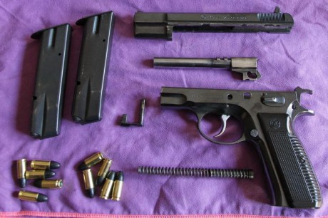 Pistola CZ 75 
nº Z7526
190 euros. 12