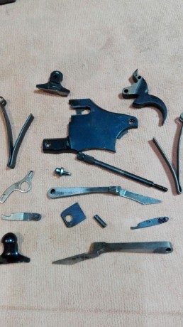 Se venden piezas para el Colt Python: Palanca de revote, cierre del cilindro, asamble de seguridad, fleje, 01
