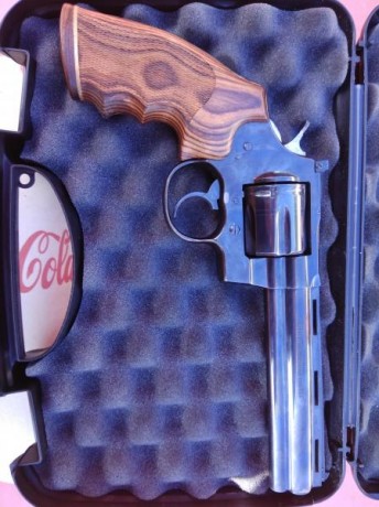 Vendo Colt Python 6" empuñaduras muy anatómicas excelente estado , 400€ ,algún roce en el pavon de 02