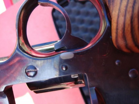 Vendo Colt Python 6" empuñaduras muy anatómicas excelente estado , 400€ ,algún roce en el pavon de 01