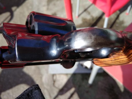 Vendo Colt Python 6" empuñaduras muy anatómicas excelente estado , 400€ ,algún roce en el pavon de 00