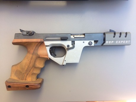 .-Vendo mi Walther GSP EXPERT calibre 22Lr. 
.-Guiada con Licencia F.
.-El arma está en muy buen estado 02