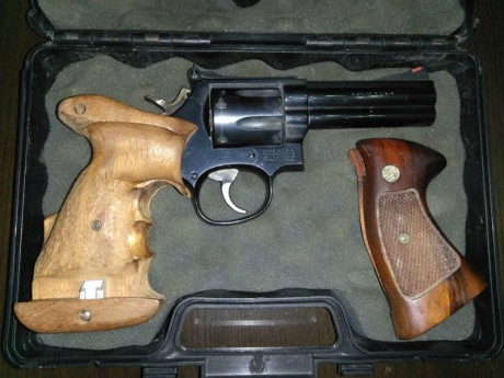 Se vende  revolver smith and wesson 357 Magnum modelo 586
Cacha de madera original
Dos cargadores rápidos.
Cacha 02