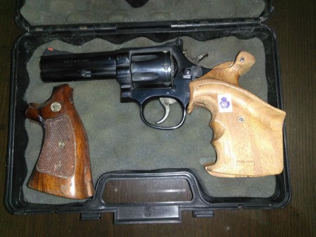 Se vende  revolver smith and wesson 357 Magnum modelo 586
Cacha de madera original
Dos cargadores rápidos.
Cacha 01