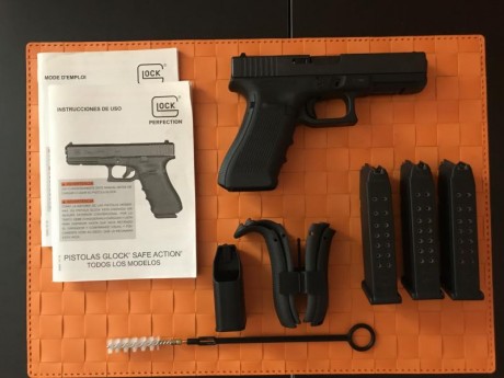 Vendo Glock 17 4ª generación 9x19mm por no usar, con 800 disparos, casi nueva, muy bien cuidada, en Parla 02