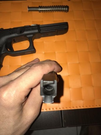 Vendo Glock 17 4ª generación 9x19mm por no usar, con 800 disparos, casi nueva, muy bien cuidada, en Parla 00