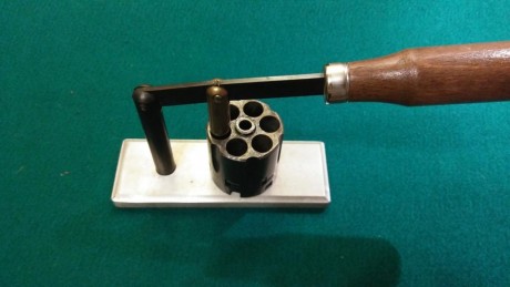 Vendo revolver de avancarga Cattleman de calibre .44, con una longitud de cañón de 5"1/2. Esta en 02