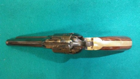 Vendo revolver de avancarga Cattleman de calibre .44, con una longitud de cañón de 5"1/2. Esta en 01
