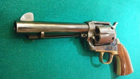 Vendo revolver de avancarga Cattleman de calibre .44, con una longitud de cañón de 5"1/2. Esta en 00