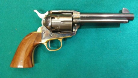 Vendo revolver de avancarga Cattleman de calibre .44, con una longitud de cañón de 5"1/2. Esta en 10
