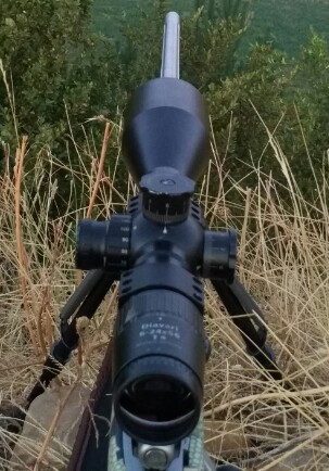 El tubo es de 30 mm. y lleva retícula 43 (mil-dot) iluminada. 
Conservo su caja original y su documentación. 02