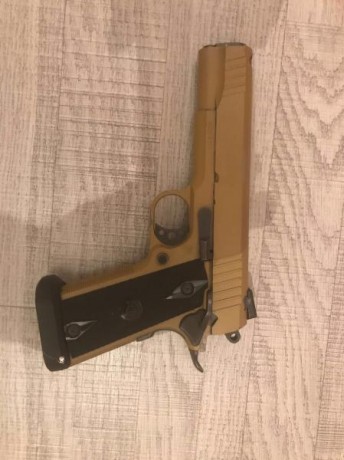 Se vende con 5 porta cargadores nuevos sin usar cinturón  y funda pistola también sin usar 6 cargadores 02