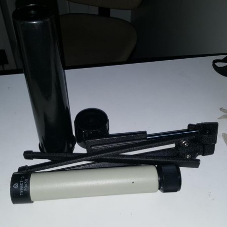 Se vende visor con tripode y funda rigida. 
30 euros incluido el porte 01