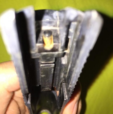 Hola muy buenas, pues como ven la imagen se me ha oxidado esta parte de mi detonador, las piezas son fijas 00