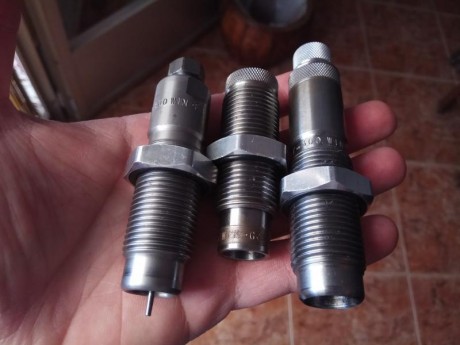 Buenas tardes compañeros. Vendo juego de Dies de recarga marca Lee para el calibre .300 Winchester Magnum. 02