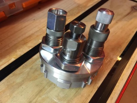 Vendo dies lee del calibre 7,65 o 32 auto más 100 puntas de 91 granos. Esta a estrenar, lo compre y no 00