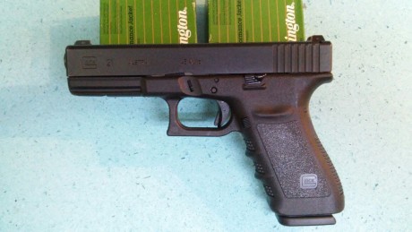 Saludos. Un amigo pone a la venta su Glock 21 (45 ACP).  Se vende con miras de tritium. Linterna BlackHawk 12