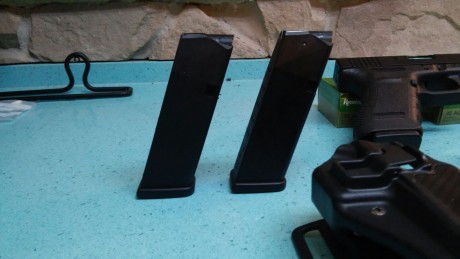 Saludos. Un amigo pone a la venta su Glock 21 (45 ACP).  Se vende con miras de tritium. Linterna BlackHawk 11