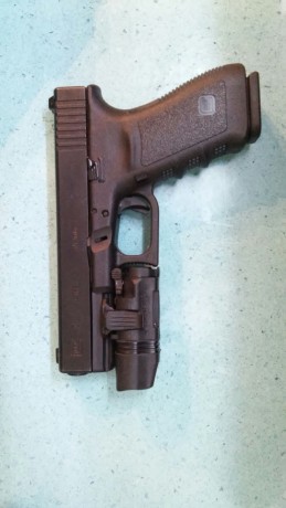 Saludos. Un amigo pone a la venta su Glock 21 (45 ACP).  Se vende con miras de tritium. Linterna BlackHawk 10